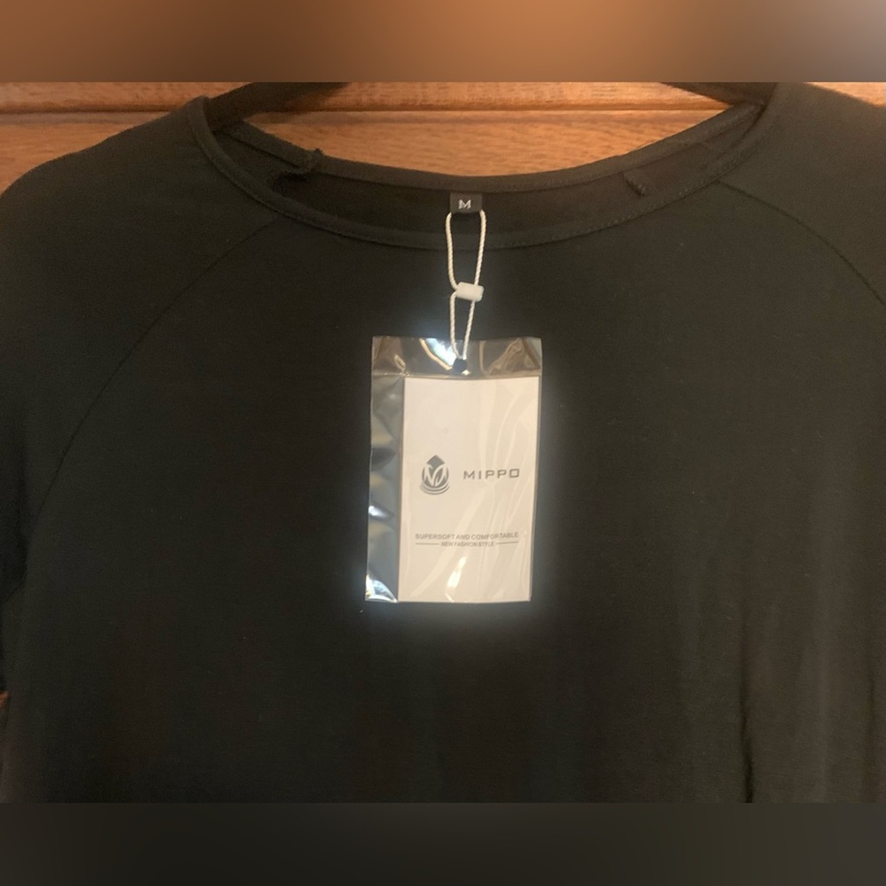 Mippo Activewear Women's Slightly Cropped Black Top Size M Crossover Back NWT - Picture 2 of 6